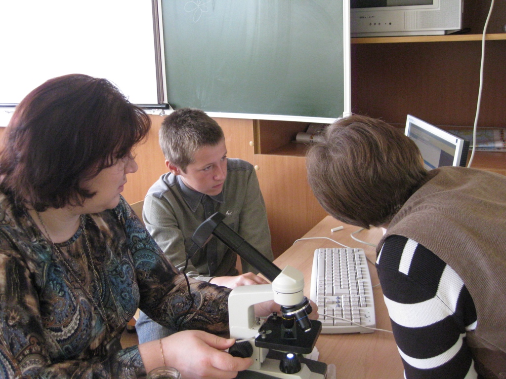 Изучение организмов с помощью микроскопа